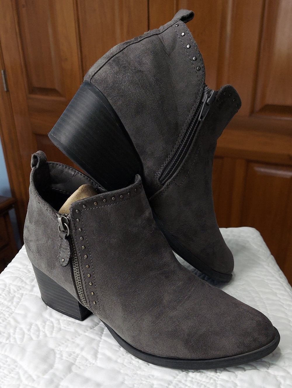 Sonoma Women’s Ankle Booties Side Zipper in Gray, Silver Stud Decor, Size 8.5▪︎